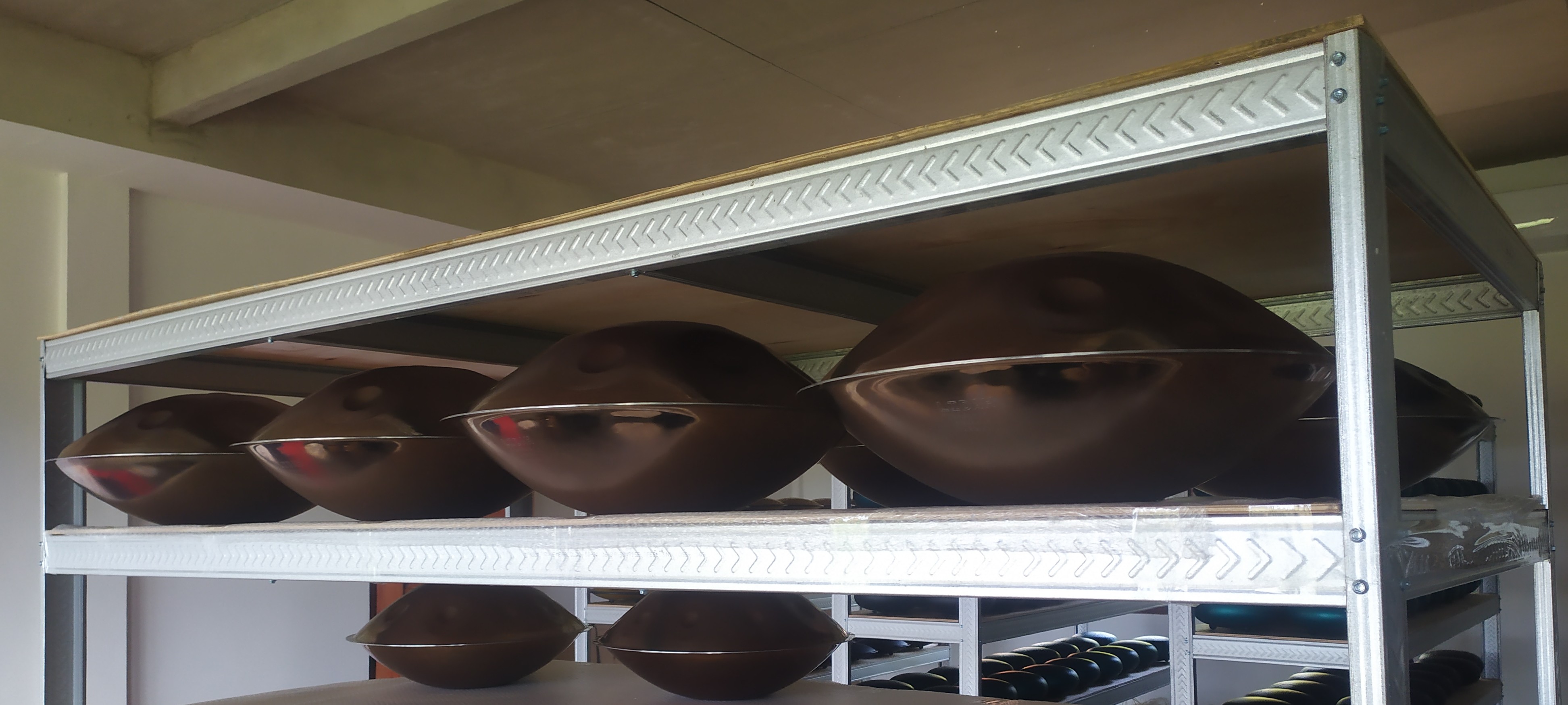 Musisi memainkan handpan